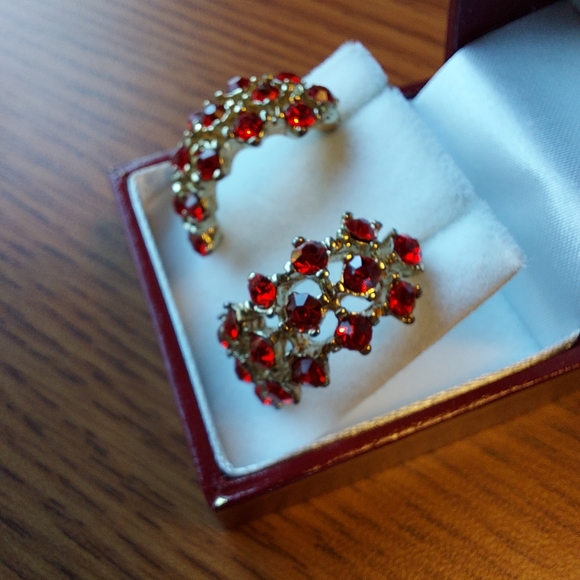 Rhinestone Orange-Red C shape Earrings 1" Silvertone w/ supportive post. - Picture 2 of 9